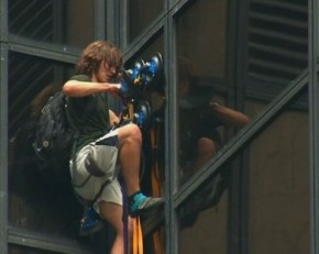 160810181655-man-climbs-trump-tower-540x304